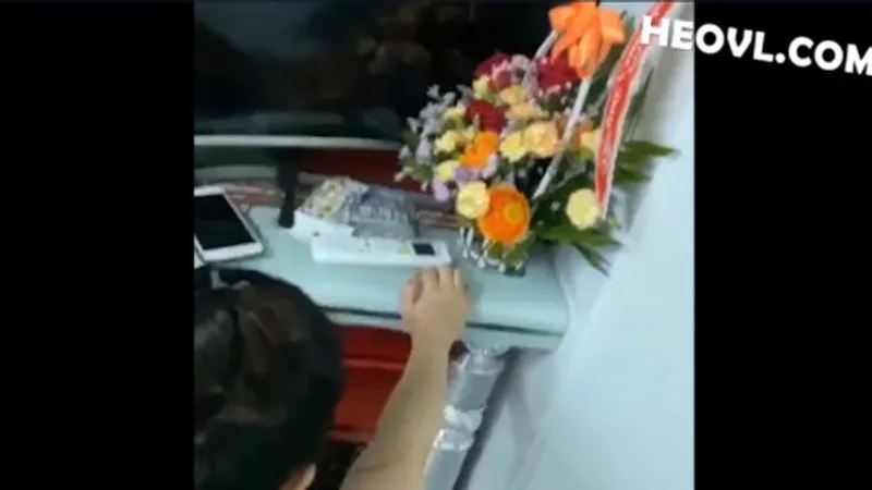 Không chịu đi tắm vì nứng quá cần nện luôn !