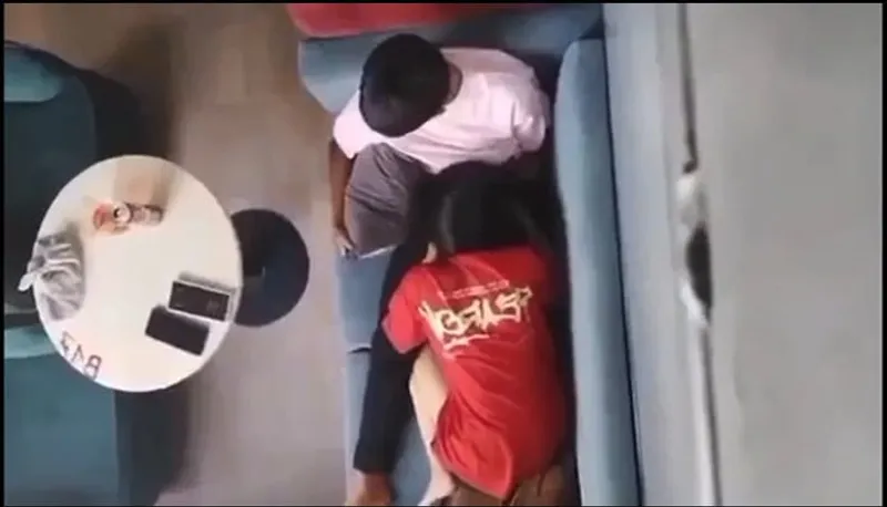 Quay lén cô bạn gái liếm bú cho bạn gái nơi công cộng